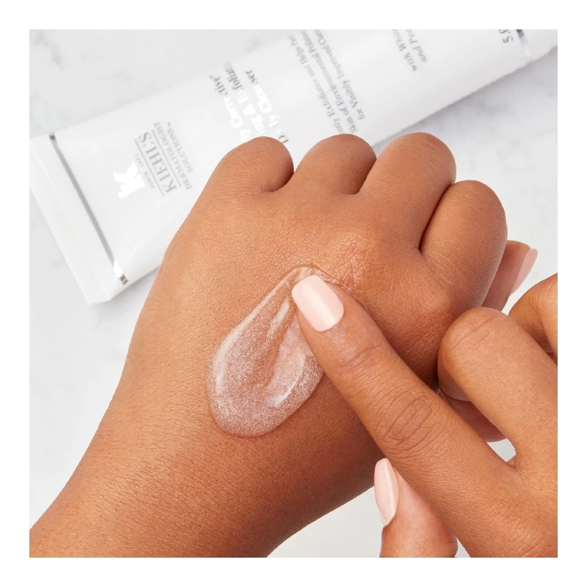 CLEARLY CORRECTIVE™-Nettoyant Exfoliant & Unifiant Quotidien-KIEHLS 5 CLEARLY CORRECTIVE™-Nettoyant Exfoliant & Unifiant Quotidien-KIEHLS – Image 3